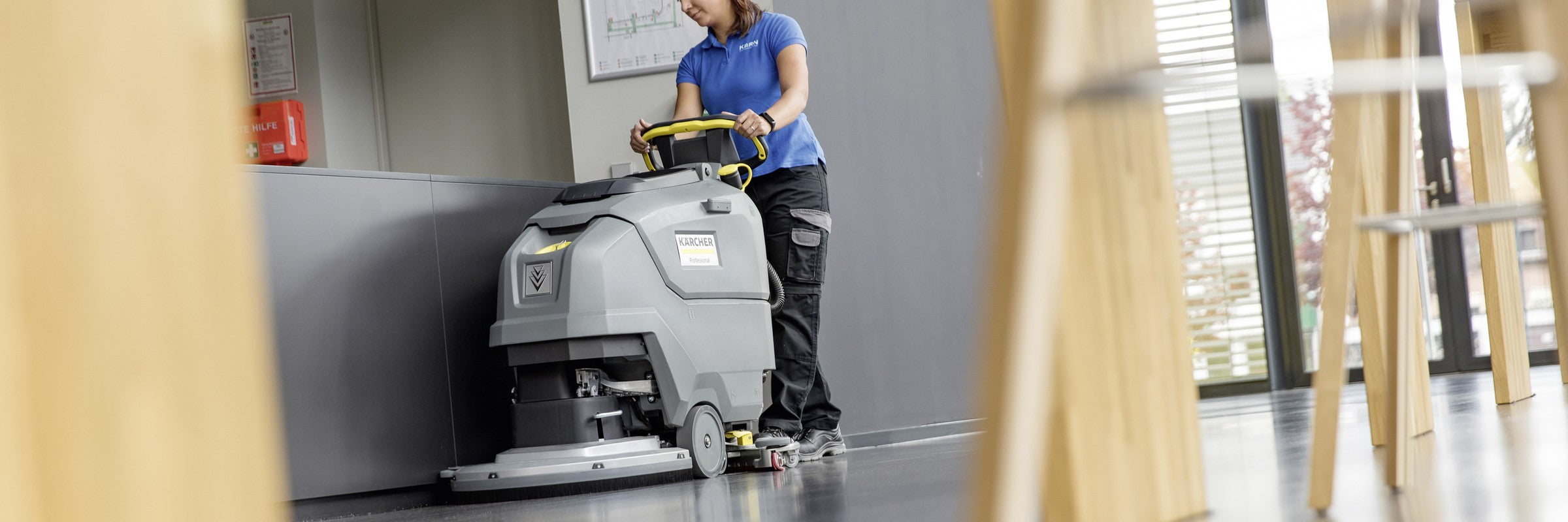 Kärcher Scheuersaugmaschine bei der Bodenreinigung im Gebäude