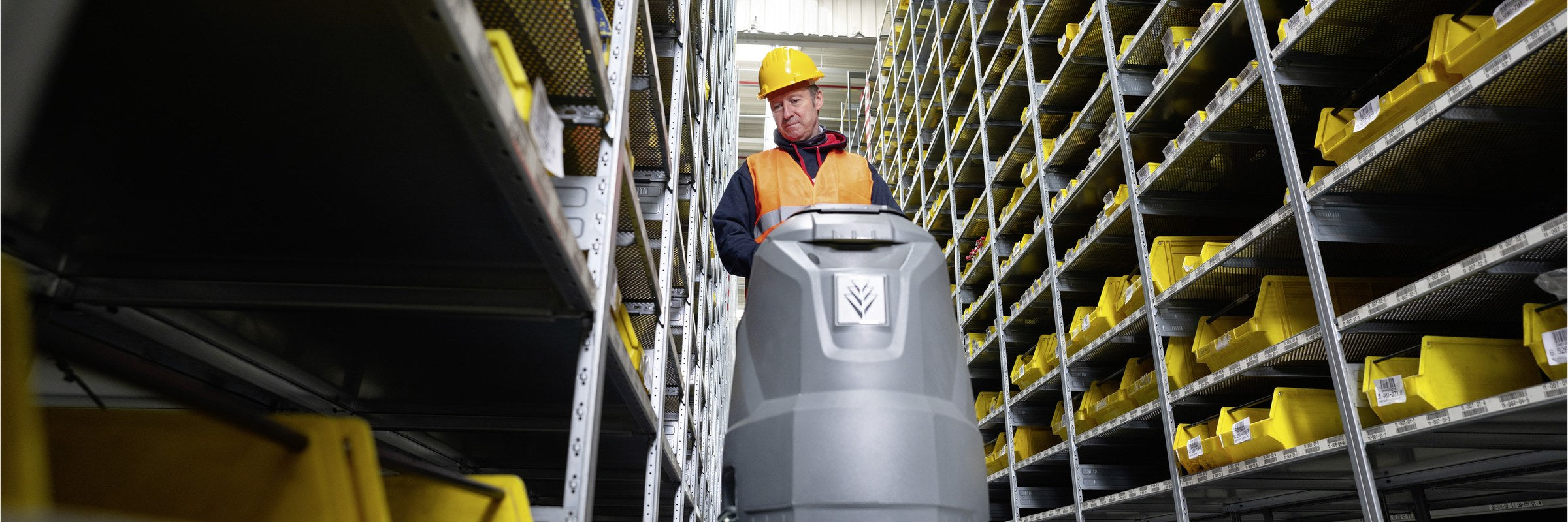 Handgeführte Kärcher Scheuersaugmaschine BD 50/50 in der Industriehalle