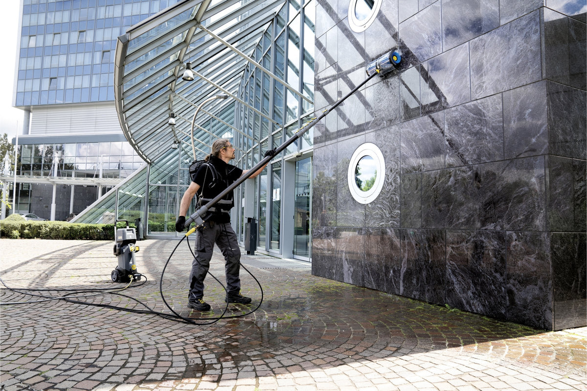 Gebäudereinigung mit Teleskop-Waschbürste am Hochdruckreiniger